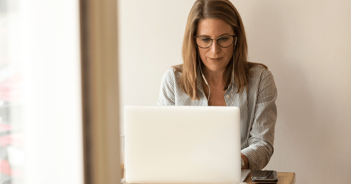 Chortek Tax Updates March 18 2020 - Woman using laptop