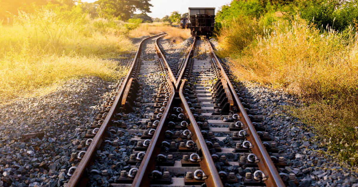 Should I Convert QuickBooks Desktop to Online? - An image of two railroad tracks converging